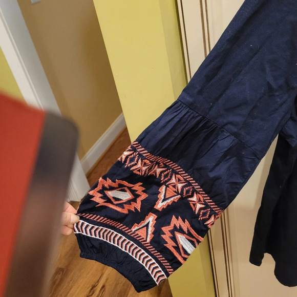 E36 CROWN & IVY: NAVY BLUE/PEACH/CREAM WOMENS SIZE LARGE TOP WITH FLARED SLEEVES - Picture 2 of 3